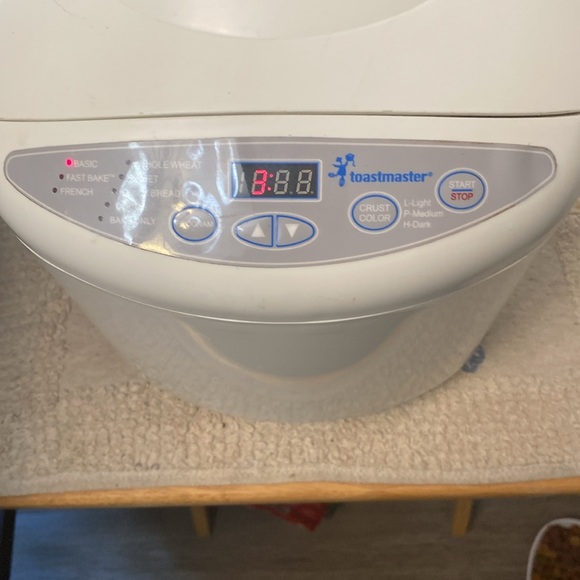 Bread maker/ toastmaster/5 bread type settings. Mixes and bakes all in one. - Picture 2 of 3